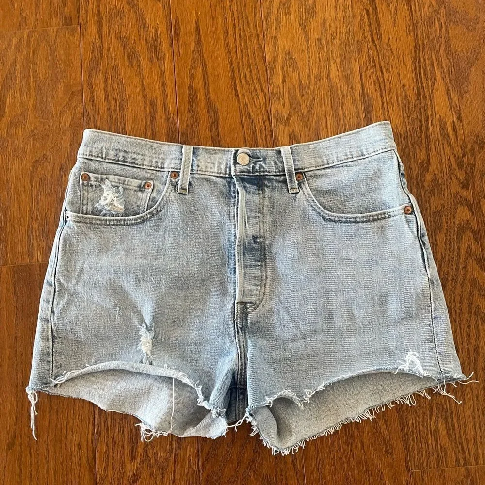 Light wash Levi jean shorts